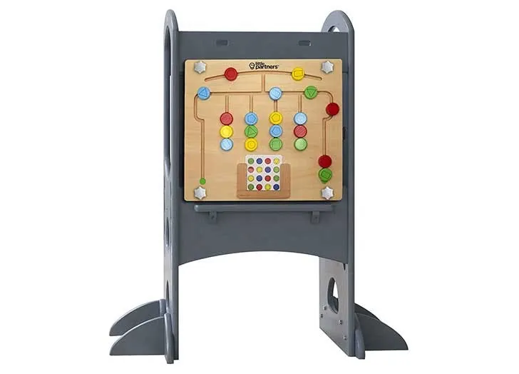 Tableau d'activités en bois Little Partners avec glissières de couleurs, fixé à une tour d'apprentissage