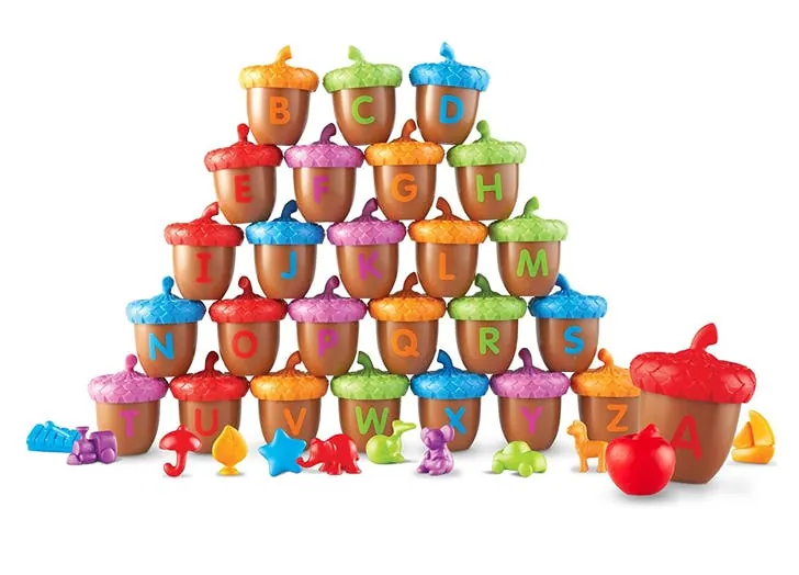 Glands de l'alphabet Learning Resources : des glands colorés avec une lettre sur chaque chapeau
