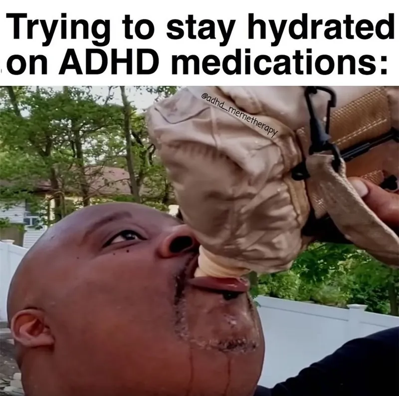 Meme « Essayer de rester hydraté sous médication pour le TDAH » montrant un homme qui boit goulûment à même une gourde
