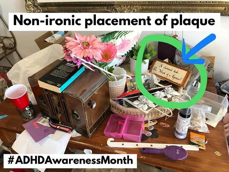 Meme du Mois de sensibilisation au TDAH : un bureau très encombré avec une plaque « Un bureau encombré est la marque d'un génie »