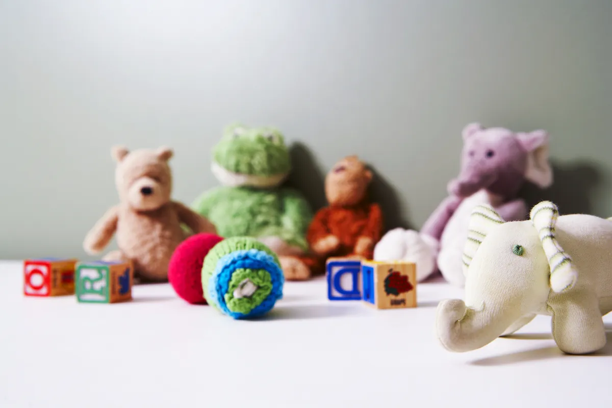 Peluches, blocs alphabet et balles souples — des jouets d'éveil classiques pour les tout-petits