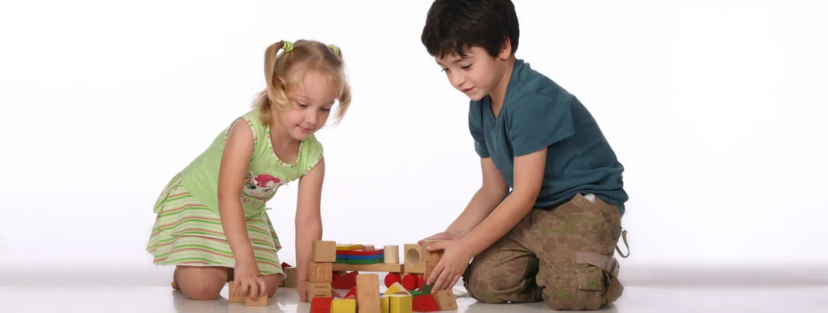 Deux enfants qui construisent une tour de blocs ensemble et apprennent la coopération par le jeu