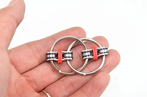Chaîne fidget en acier inoxydable avec joints de silicone rouges, tenue dans la paume de la main