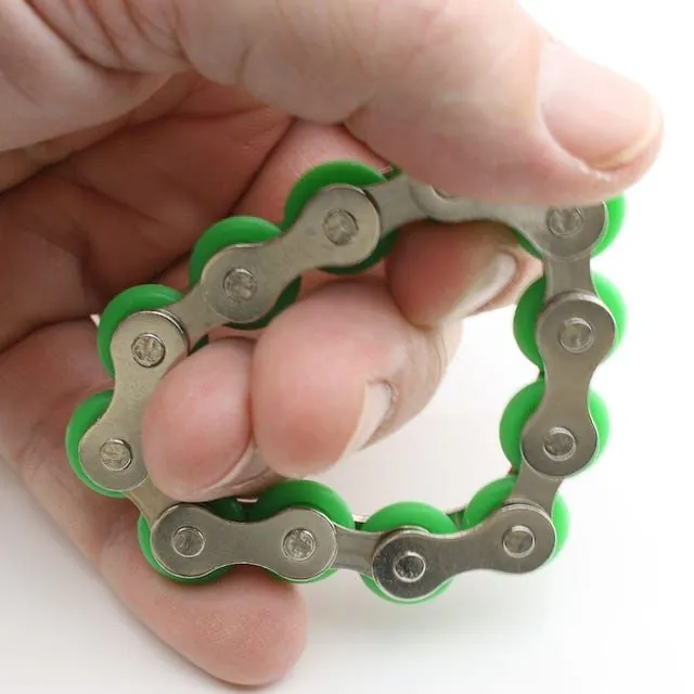 Chaîne à roulettes fidget verte et argent enroulée autour des doigts