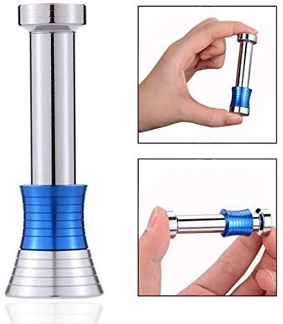 Fidget de bureau magnétique avec socle chromé et glissière antigravité bleue tenue entre les doigts