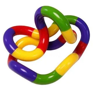 Fidget Tangle coloré fait de segments courbés mauves, jaunes, verts et rouges qui pivotent