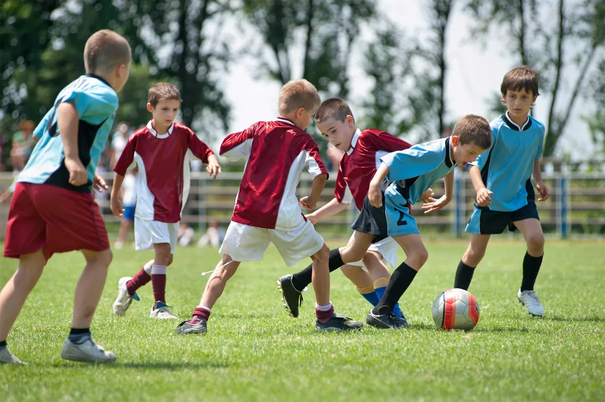 Jeunes enfants qui courent après un ballon pendant un match de soccer