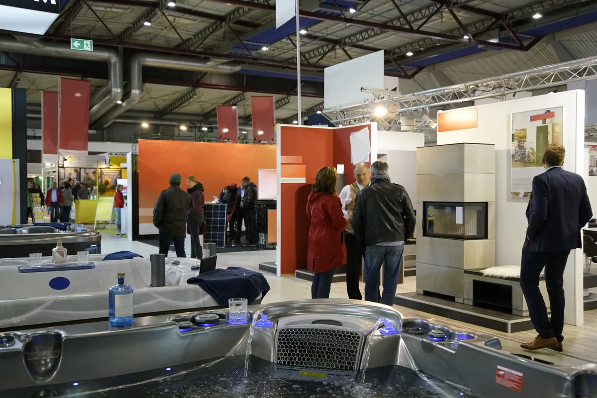 Acheteurs professionnels qui visitent les kiosques des exposants dans un salon commercial achalandé