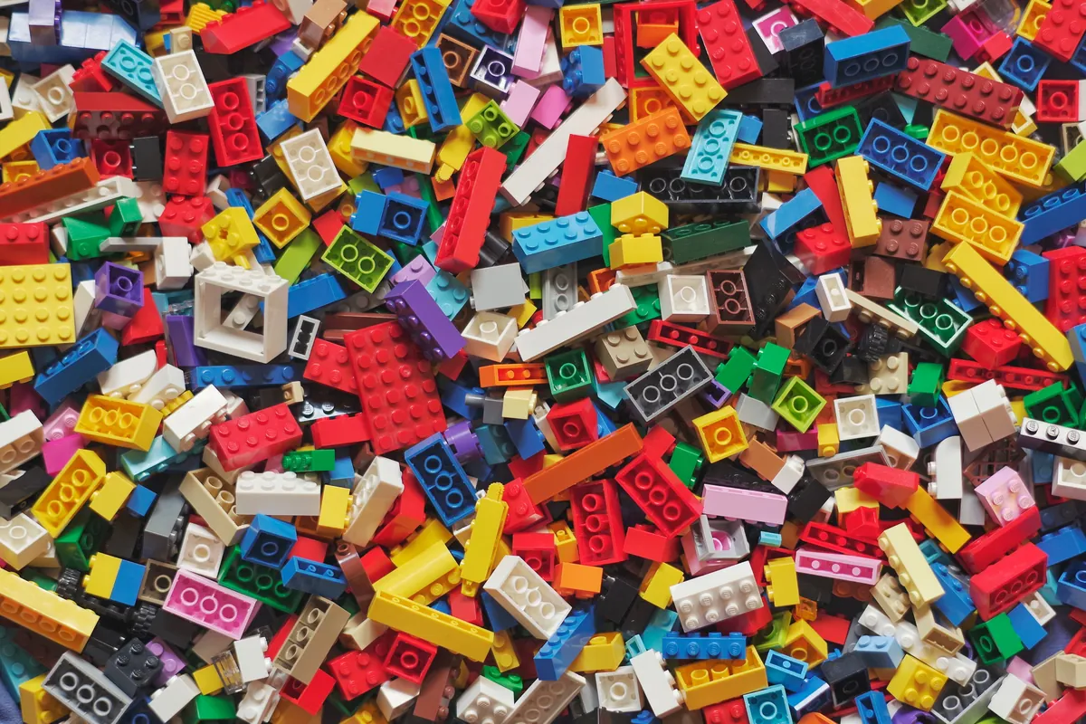 Pile de briques LEGO colorées, un jouet de construction classique pour le panier de Pâques
