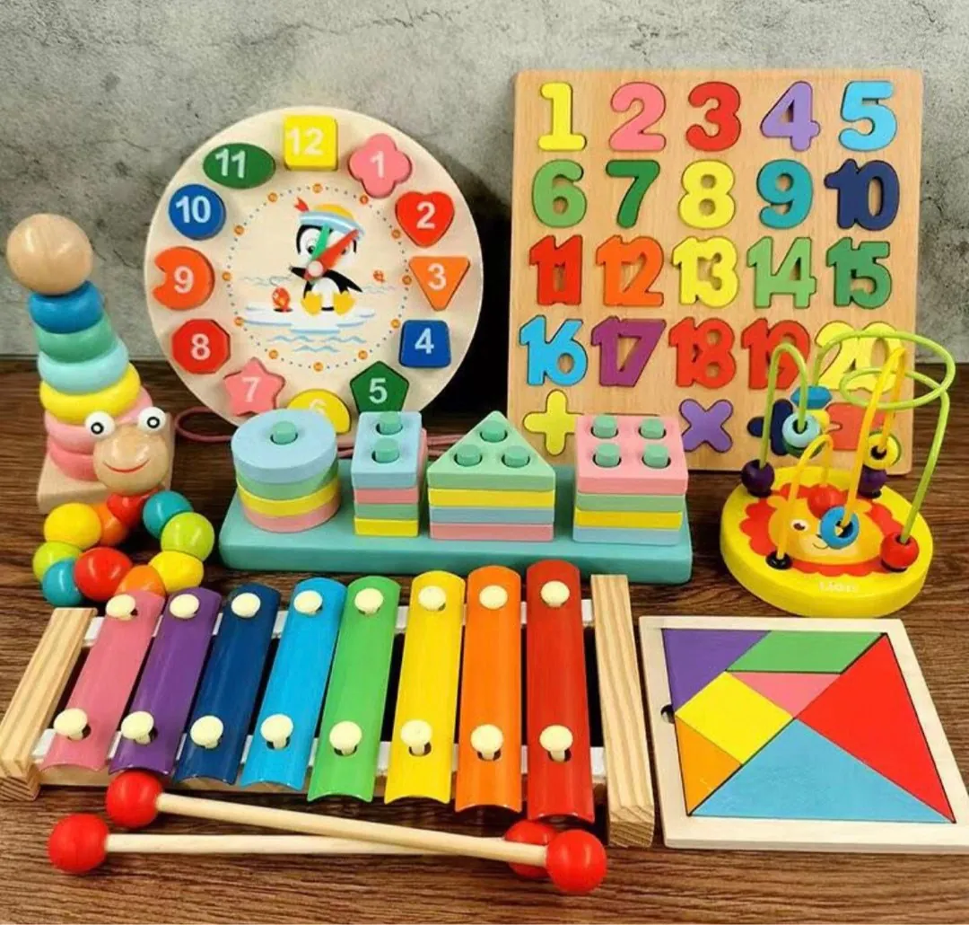 Matériel pédagogique en bois pour la classe : horloge à formes, casse-tête de chiffres, xylophone et tangram