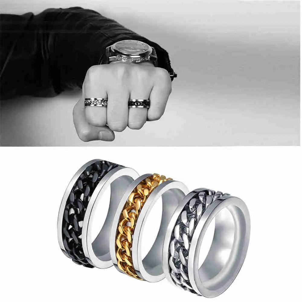 Main qui porte des bagues fidget spinner, avec les modèles à chaîne noire, dorée et argent
