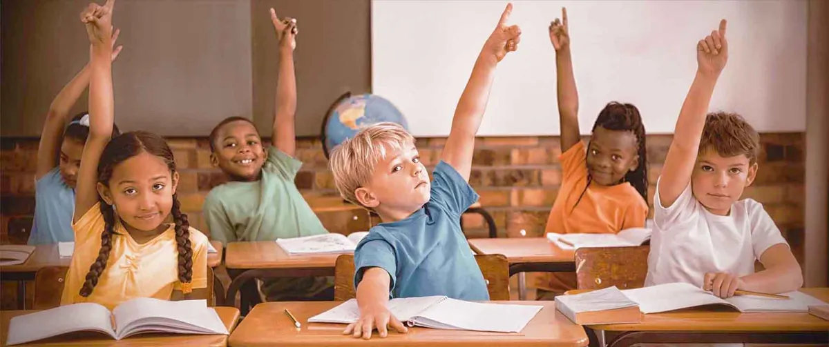 Élèves engagés qui lèvent la main en classe