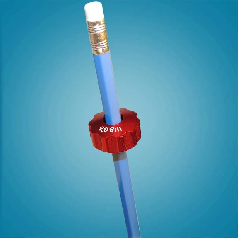 Jouet fidget Rolliii rouge installé sur un crayon bleu