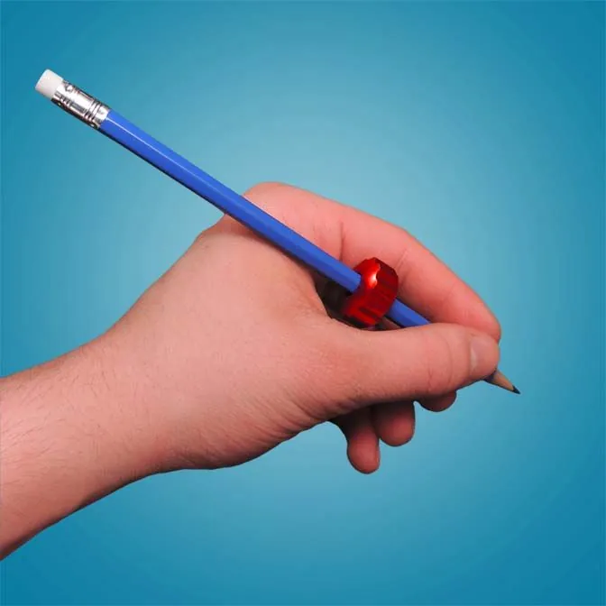 Main qui écrit avec un crayon muni d'un anneau fidget Rolliii rouge