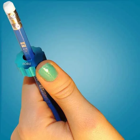 Pouce qui fait tourner un Rolliii bleu sur un crayon, un geste discret et apaisant