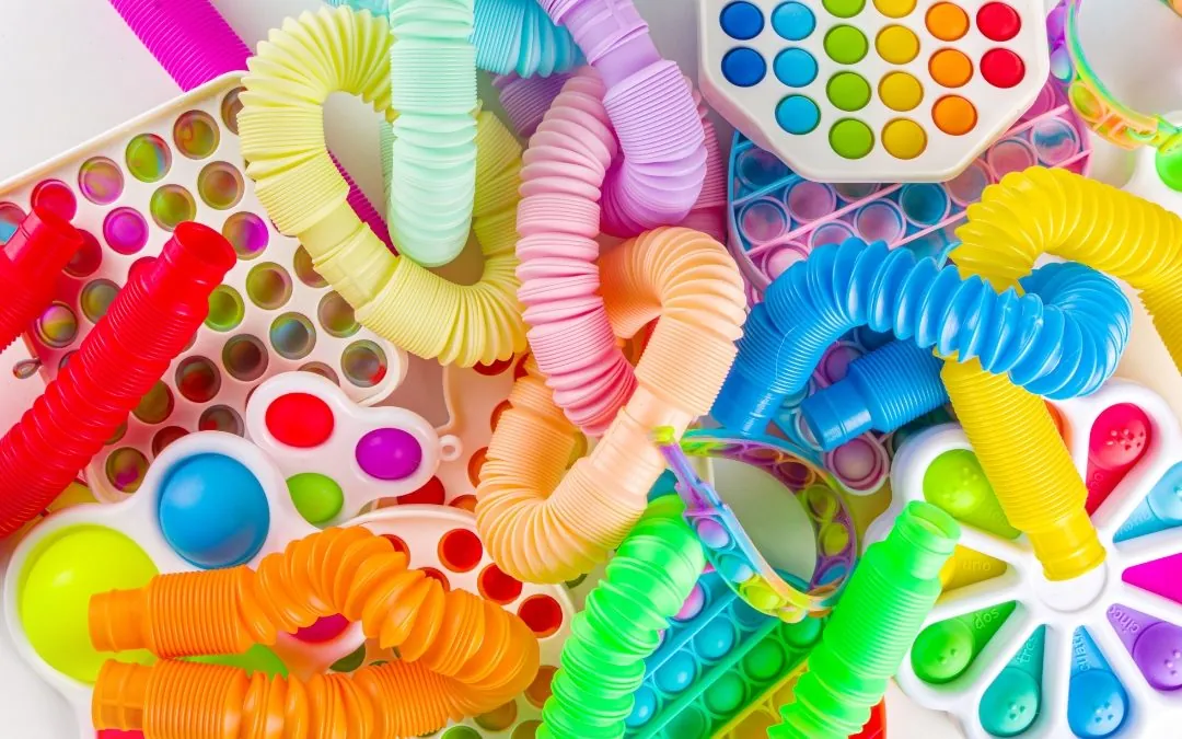Tubes extensibles et fidgets pop colorés, des fidgets tactiles populaires auprès des enfants TDAH