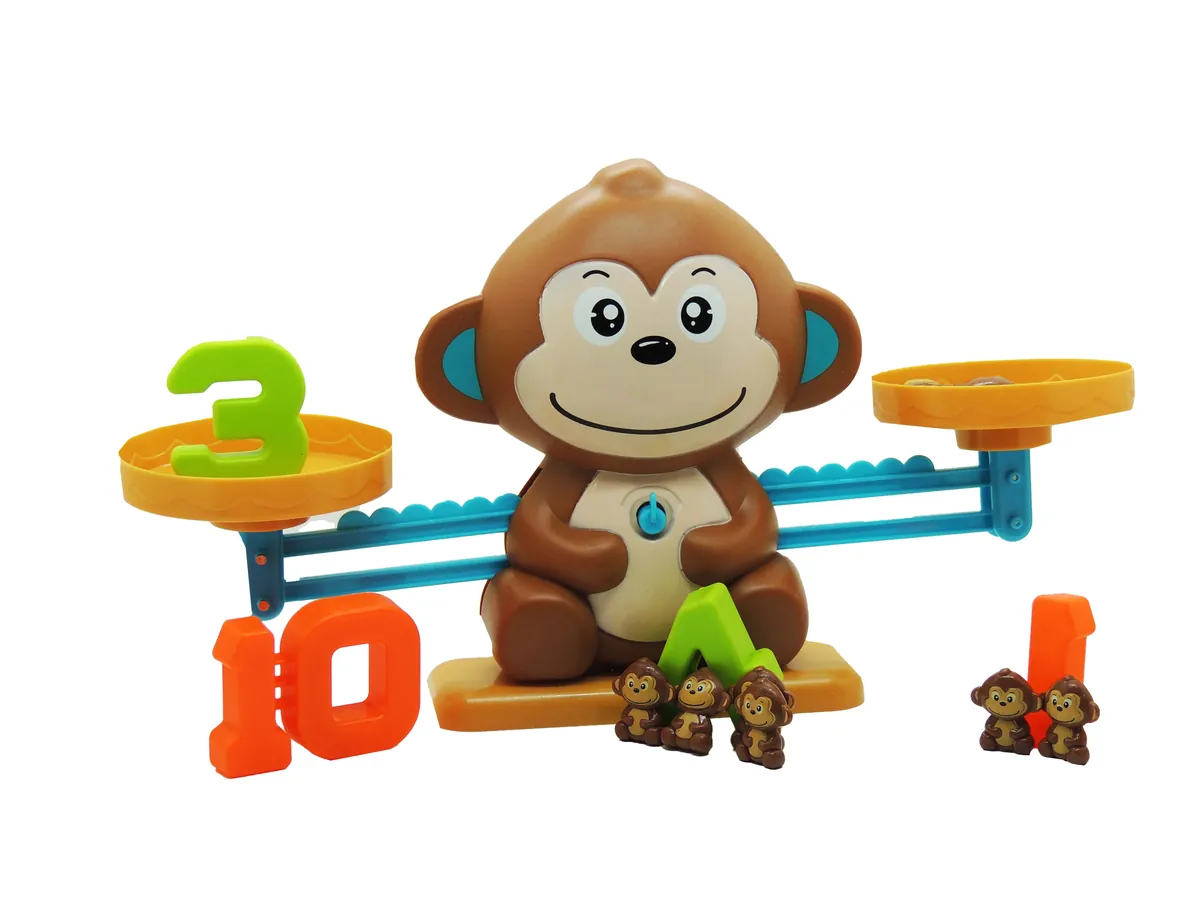 Balance du singe assemblée avec des chiffres et de petites figurines de singes autour des plateaux