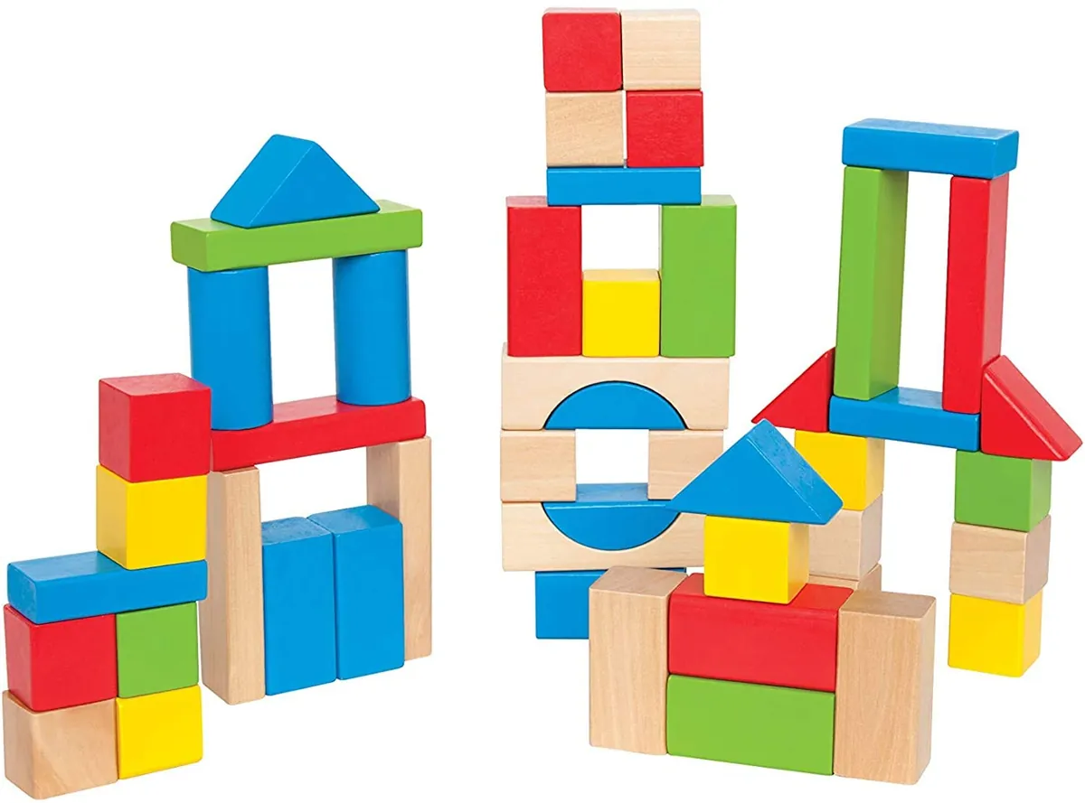 Blocs de construction en bois colorés empilés en petites tours et en arches