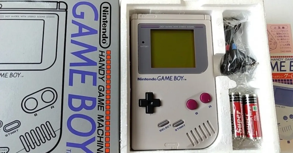 Game Boy original de Nintendo dans sa boîte avec le manuel et les piles