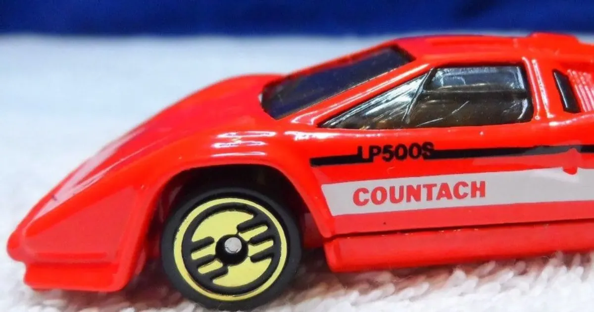 Voiture miniature Hot Wheels Lamborghini Countach rouge, une petite voiture de collection