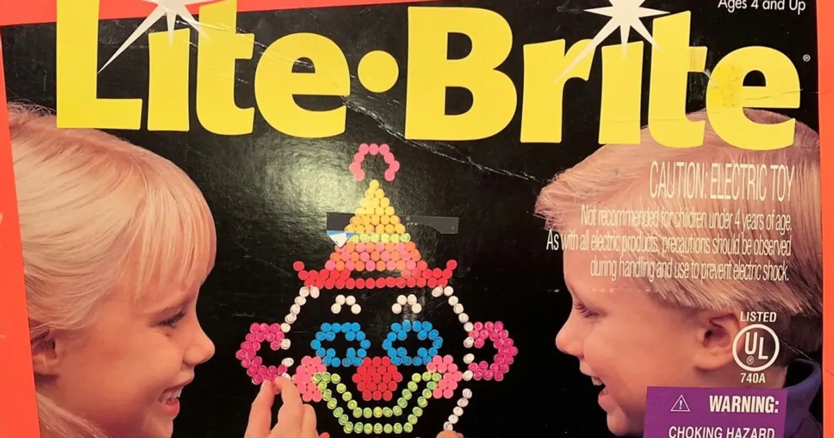 Boîte vintage de Lite-Brite montrant des enfants qui créent une image lumineuse avec des chevilles