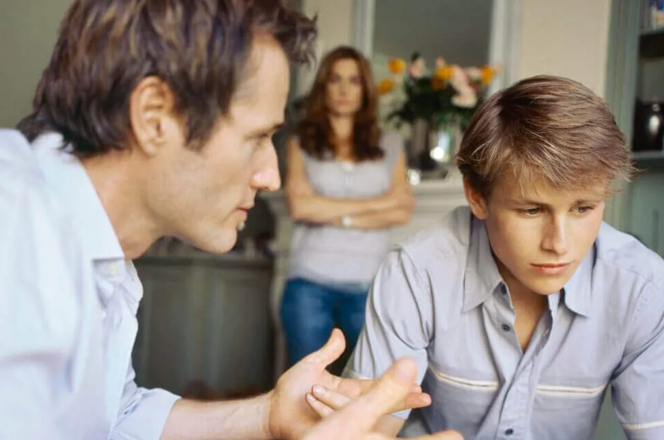 Père qui discute de ses projets d'avenir avec son fils adolescent