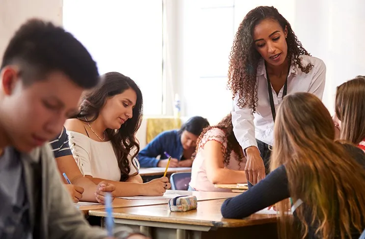 Adolescents dans un atelier de formation professionnelle pratique avec une formatrice