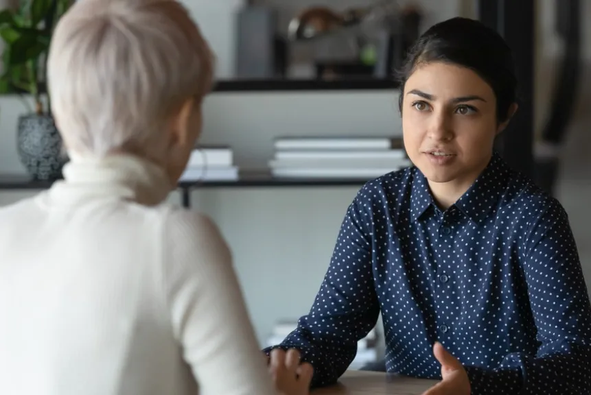 Jeune femme qui explique ses besoins lors d'une conversation en tête-à-tête