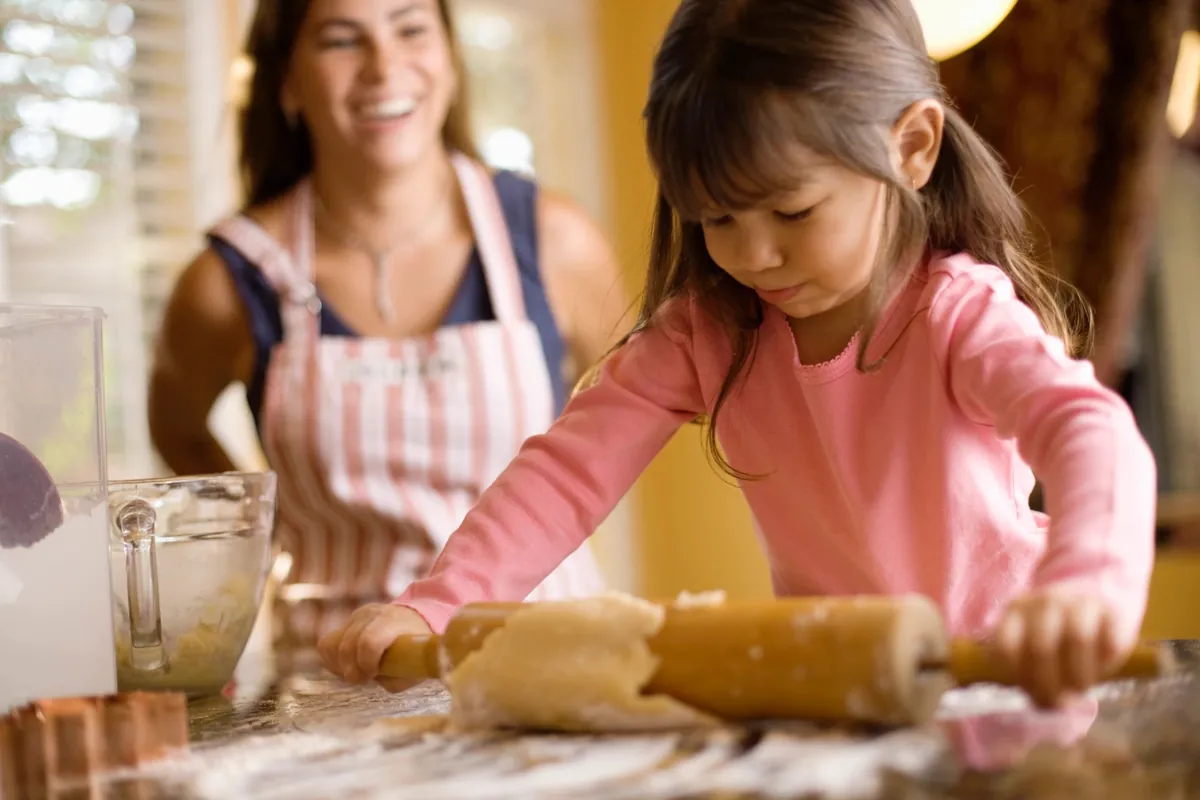 Mère et fille qui cuisinent ensemble, une activité que l'enfant adore