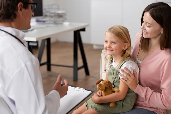 Mère et fille en rencontre avec un professionnel de la santé qui prend des notes pendant une consultation