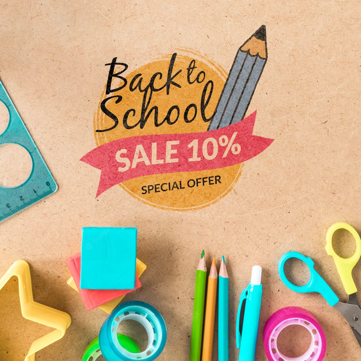 Affiche de soldes de la rentrée offrant 10 % de rabais, entourée de crayons, de ruban adhésif, de papillons adhésifs et de ciseaux