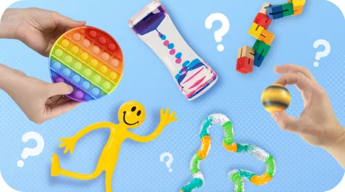 Mains qui essaient différents fidgets, une façon simple d'observer les sensations qu'un enfant recherche ou évite