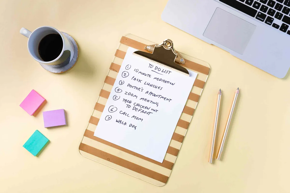 Planchette à pince avec une liste de tâches manuscrite, pour planifier les pauses sensorielles de la journée
