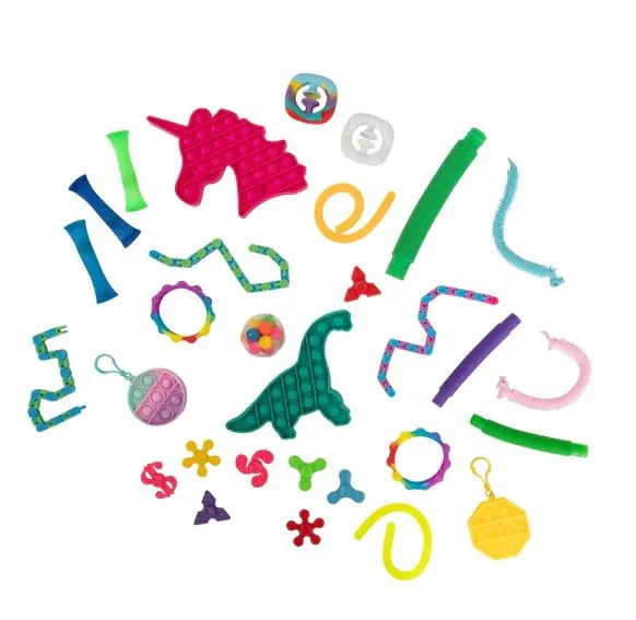 Assortiment de fidgets colorés, dont des tubes extensibles, des cordes élastiques et des anneaux, utilisés pour la concentration en classe