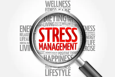 Loupe sur les mots « stress management » dans un nuage de mots sur le bien-être