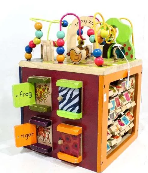 Cube d'activités en bois avec labyrinthe de billes et panneaux d'animaux illustrés avec leur nom