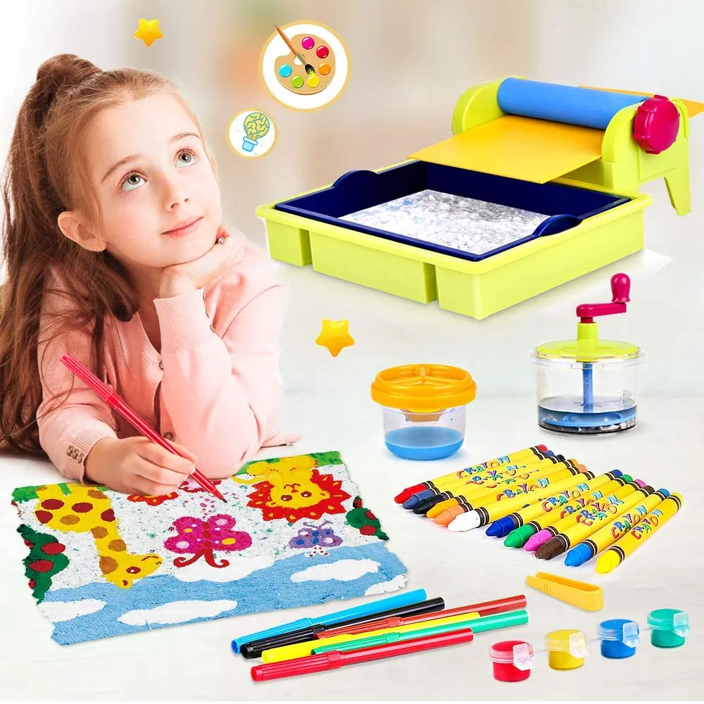 Fillette qui dessine avec une trousse d'arts plastiques comprenant crayons-feutres, peintures et table lumineuse