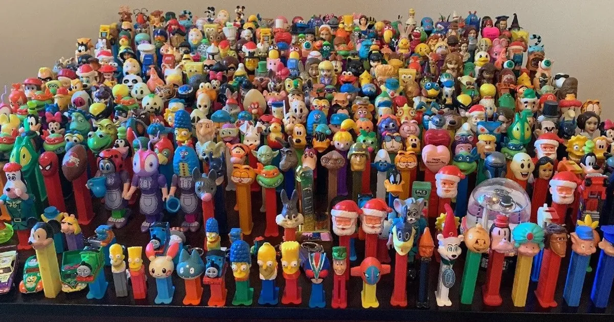 Grande collection de distributeurs de bonbons PEZ d'époque, exemple du jouet comme objet de collection