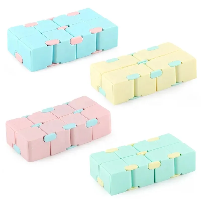 Infinity Cube aux couleurs pastel, un petit fidget sensoriel pour les mains agitées