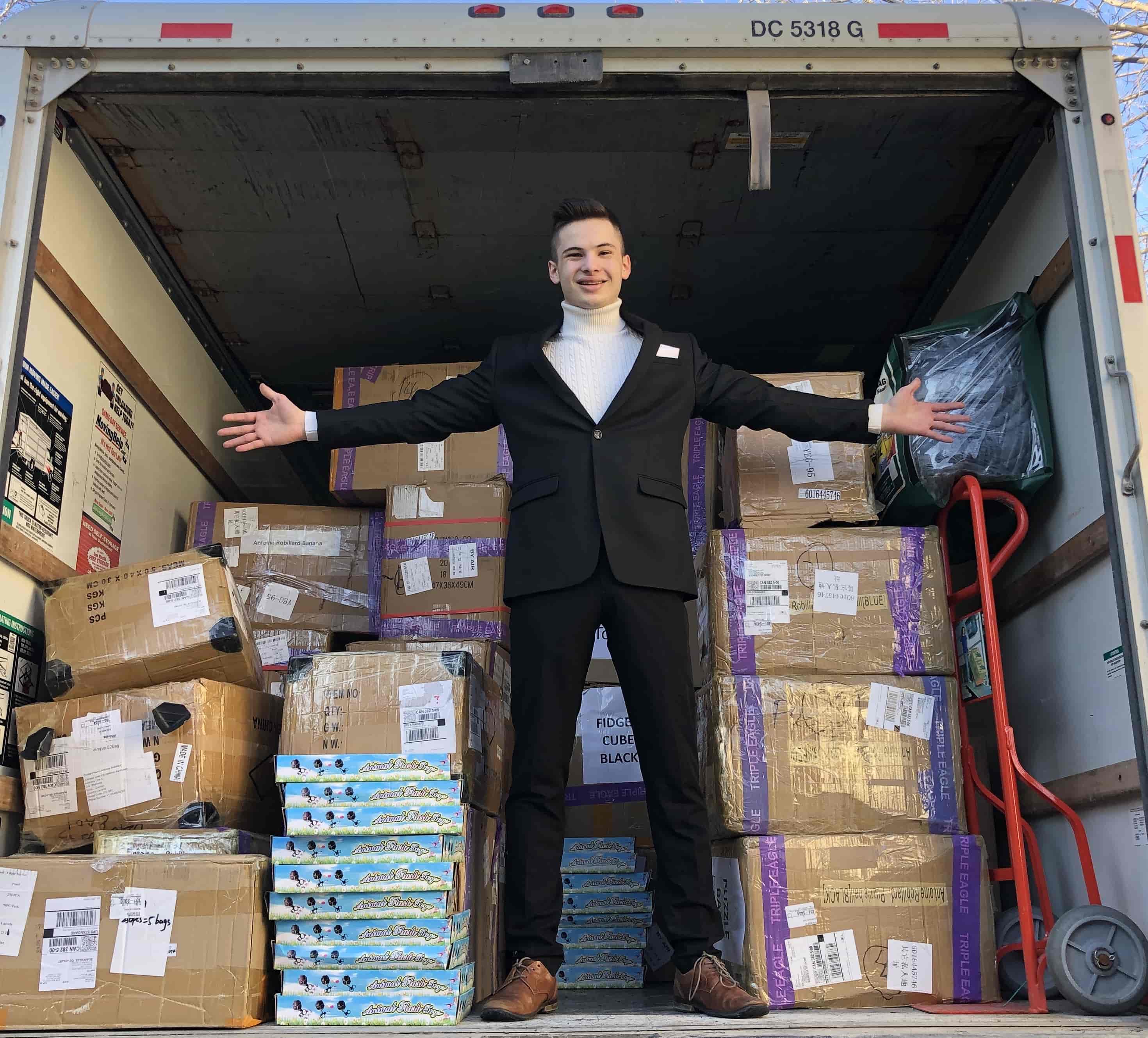 Antoine Robillard, fondateur de Robiii, dans un camion rempli de stock