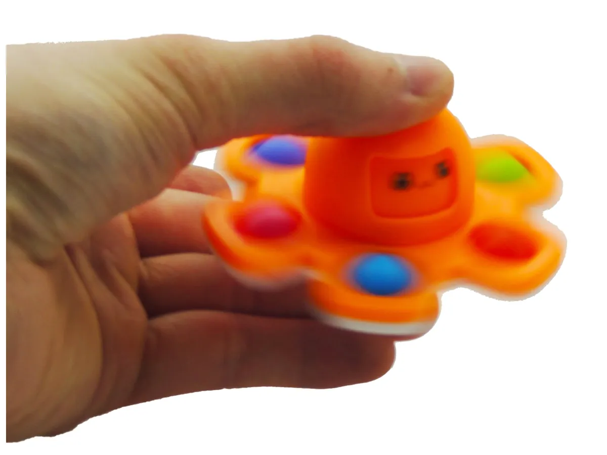 La Pieuvre Spinner orange tourne comme une toupie dans la main