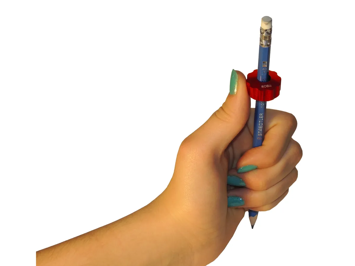 Le Rolliii rouge glissé sur un crayon, tenu dans la main