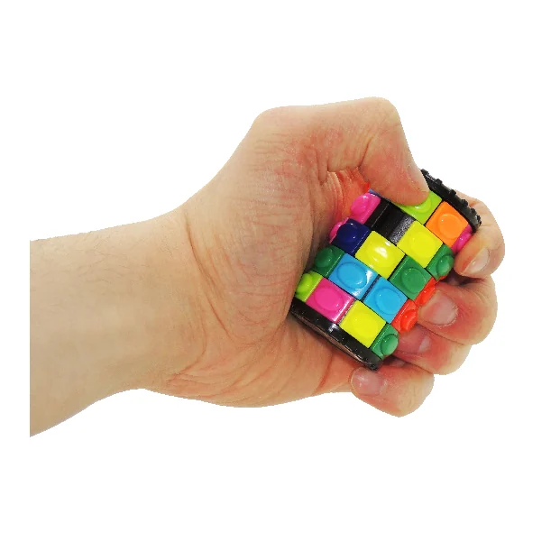 Main qui tient le casse-tête Finger Spinner aux tuiles colorées