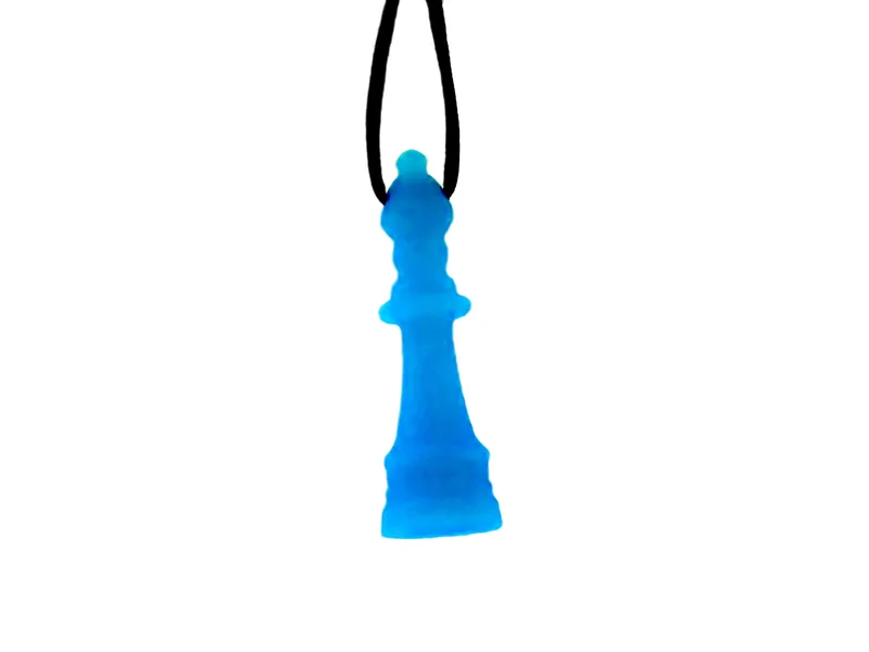 Collier à mâcher Pièce d’échecs bleu sur cordon noir