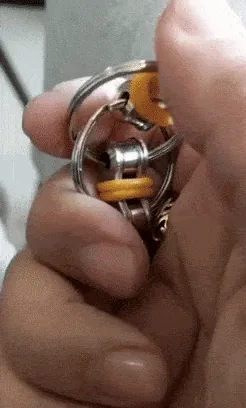 Flippiii Chain manipulée entre les doigts