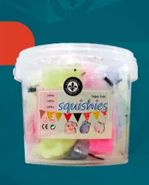 Seau transparent rempli de mochis squishy colorés