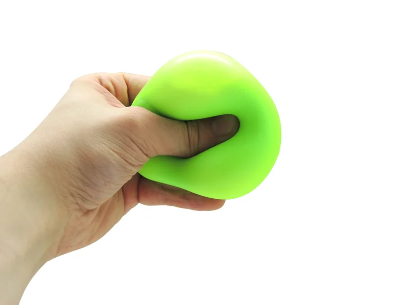 Balle Doh Squishy verte écrasée dans la paume d'une main