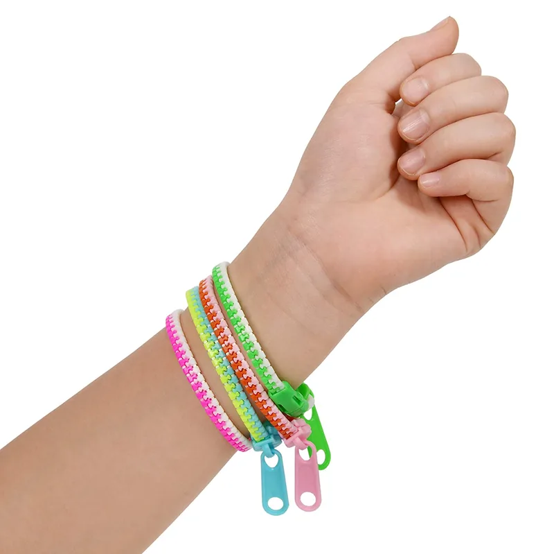 Plusieurs bracelets à fermeture éclair colorés portés au poignet d'un enfant