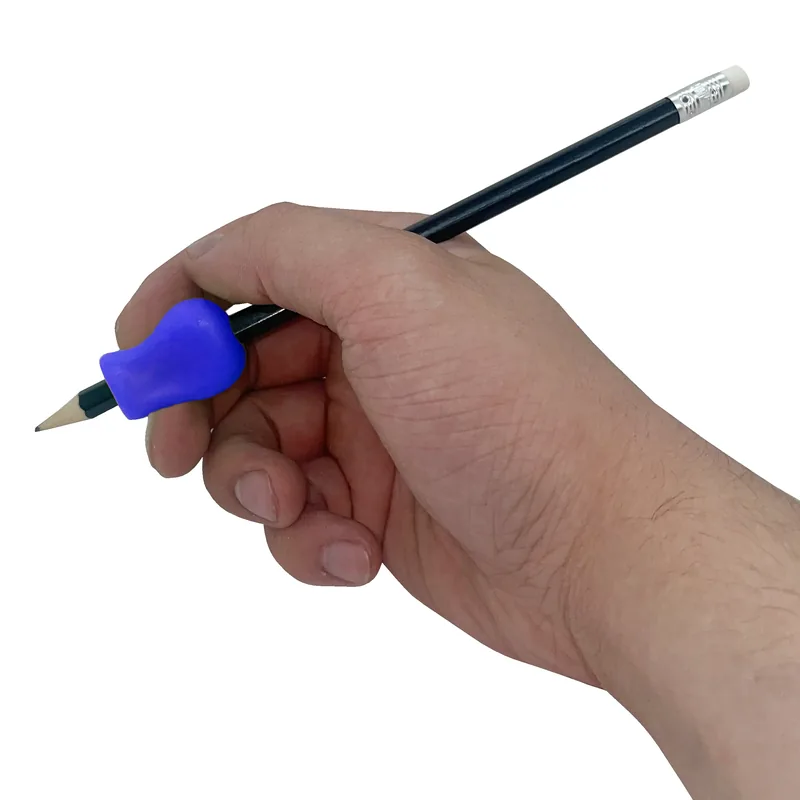 Main qui écrit avec la prise pour crayon indigo