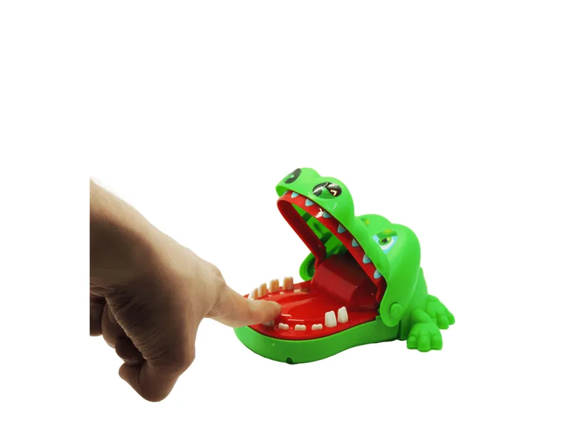 La gueule du crocodile se referme sur le doigt d'un joueur